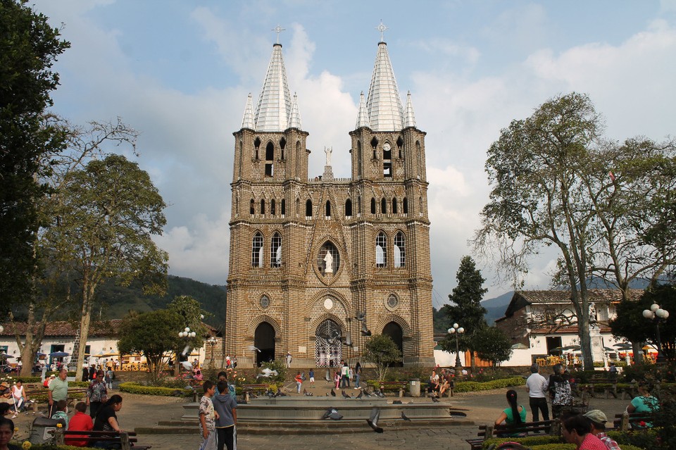 Colombia - Jardín - Die Basilika von Jardín von außen.