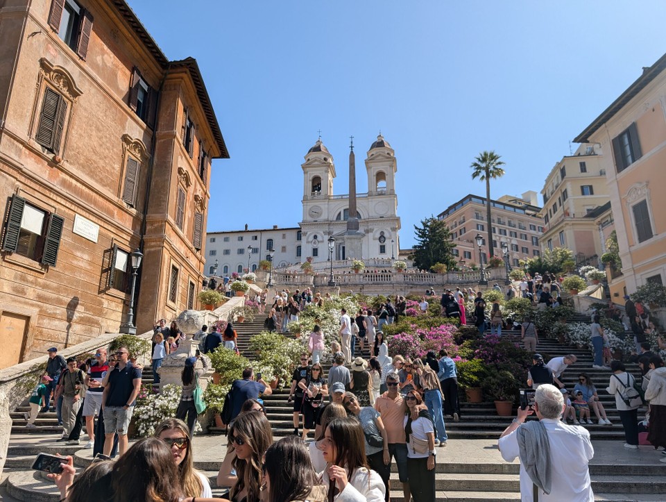 Italien - Rom - Die vielen Blumentöpfe verwandeln die Treppe in ein Blumenmeer.