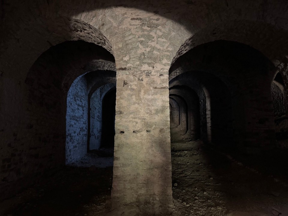 Albanien - Kavaje - Die an einen Hügel erbaute Stadt wurde erstmals 1336 erwähnt, wir suchten ewig lange in den schmalen Gassen nach einen Parkplatz. Gjirokastra wird als die „Stadt aus Stein“ genannt. Da es unerträglich heiß war reichte uns die Stadtrundfahrt aus, wir machten uns auf in Richtung Küste.