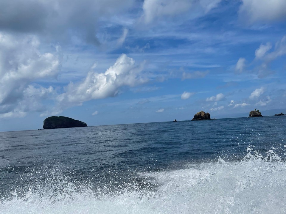 Indonesien - Kabupaten Lombok Utara - Heute früh haben wir uns zu unserer nächsten Station aufgemacht, mit dem Speedboot ging es 2 Stunden über das Meer.
Die Gili Inseln, das sind Gili Trawangan, Gili Meno und Gili Air, liegen an der Nordwestküste Lomboks.