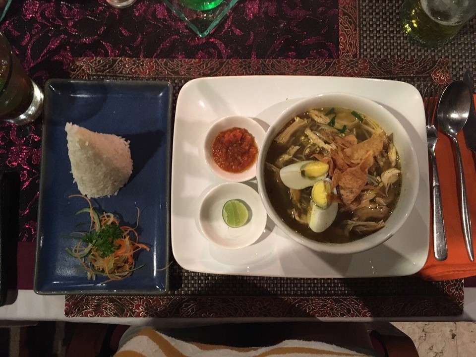 Indonesien - Gianyar - Mein Abendbrot: Soto Ayam, eine Art indonesische Hühnersuppe (Ayam = Huhn) mit allerlei Gewürzen und Gemüse. Obwohl sich in der Suppe bereits Glasnudeln befinden, gibt es extra Reis dazu