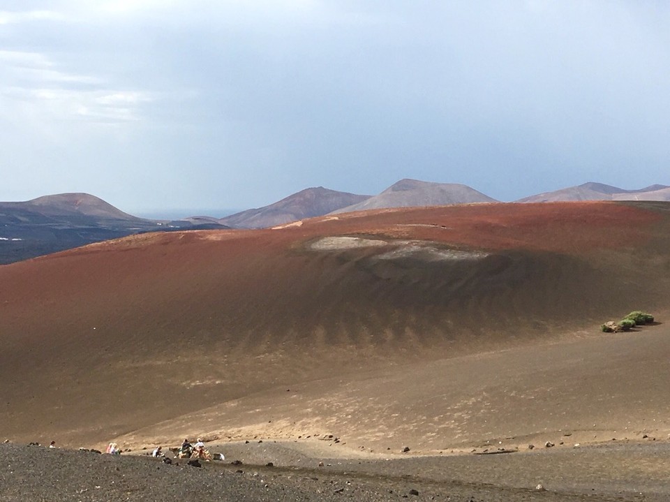  - Timanfaya National Park - Rote Erde vor blauem Himmel. 