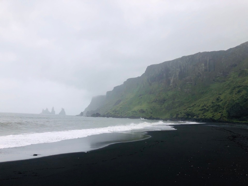 Island - Mýrdalshreppur - Ich spaziere noch einmal in Richtung der Reynisdrangar-Spitzen…