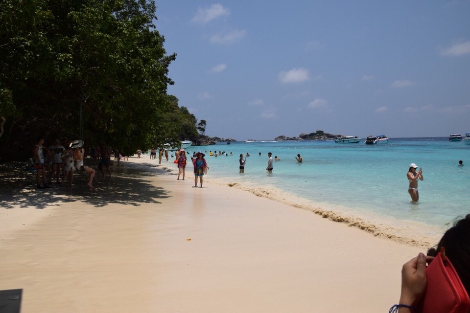 Thailand - Amphoe Thai Mueang - Ab hier wurde der Strand auch voller da die Invasion der Chinesischen Boote eingetroffen war.