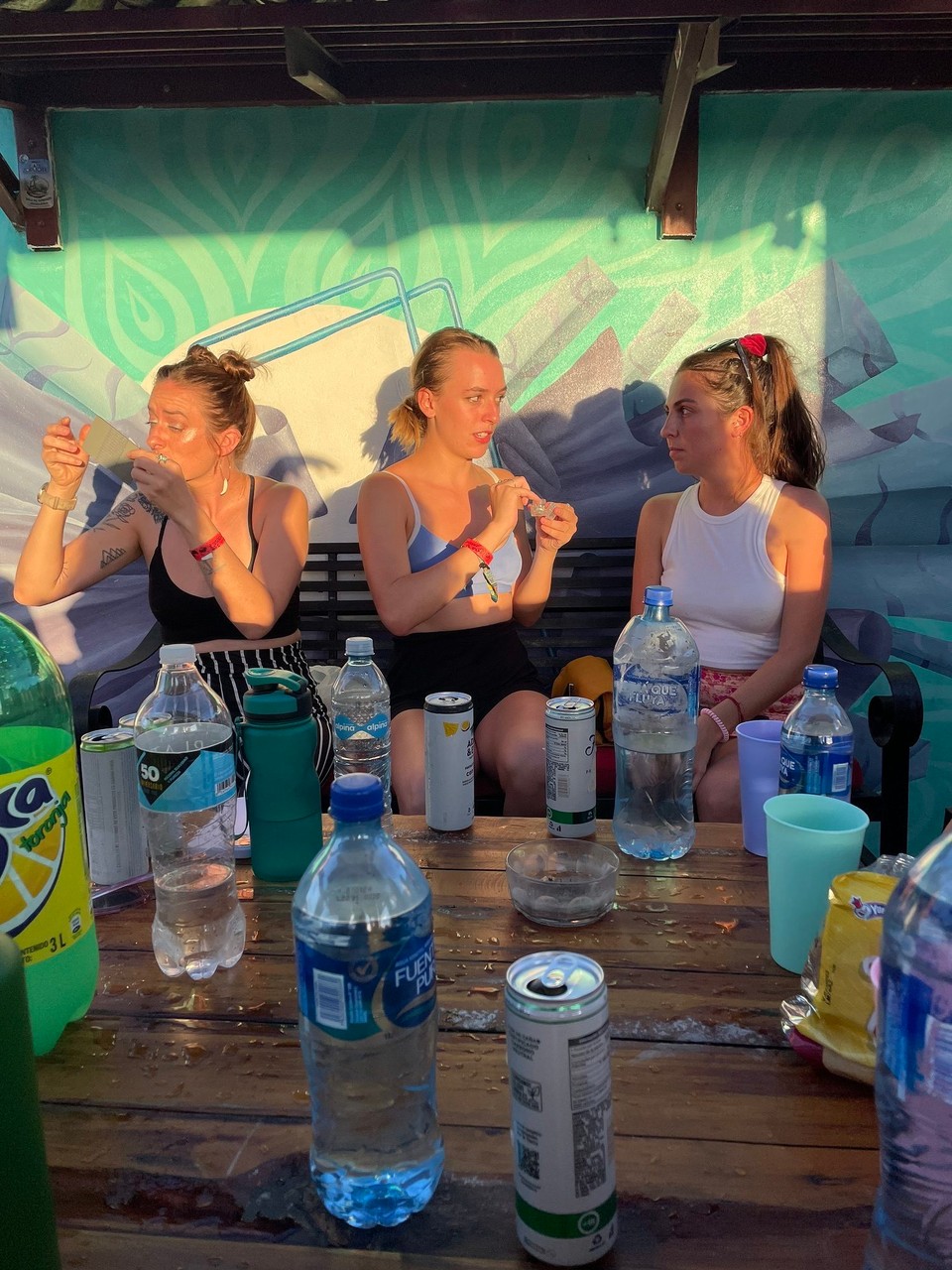 Nicaragua - Granada - In der Abendsonne auf der Dachterrasse auf die Treehouse-Party am Abend vorbereiten 🍻 💄 