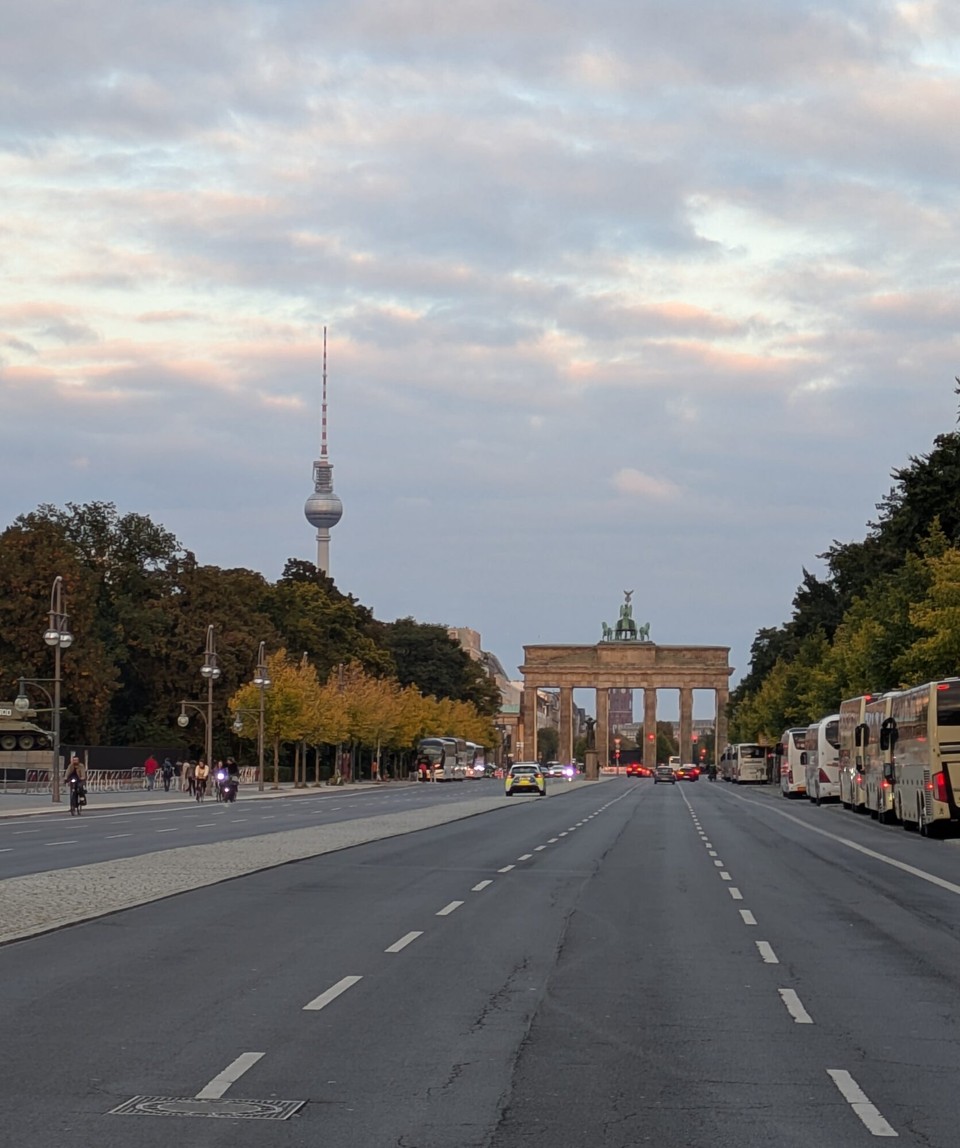 Deutschland - Berlin - Und dann ging es auf schnurgerader Strecke gefühlt stundenlang durch Berlin. Hat großen Spaß gemacht. Ich fahre sehr gerne in Städten Fahrrad.