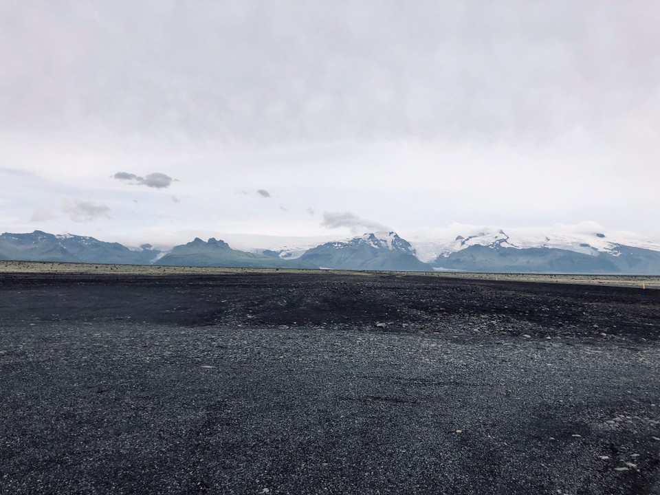 Island - Sveitarfélagið Hornafjörður - Und dann sagen wir wirklich „Tschüss“ und reissen uns vom Vatnajökull los... Nun geht es durch den wilden Sander „Skeiðarársandur“.
