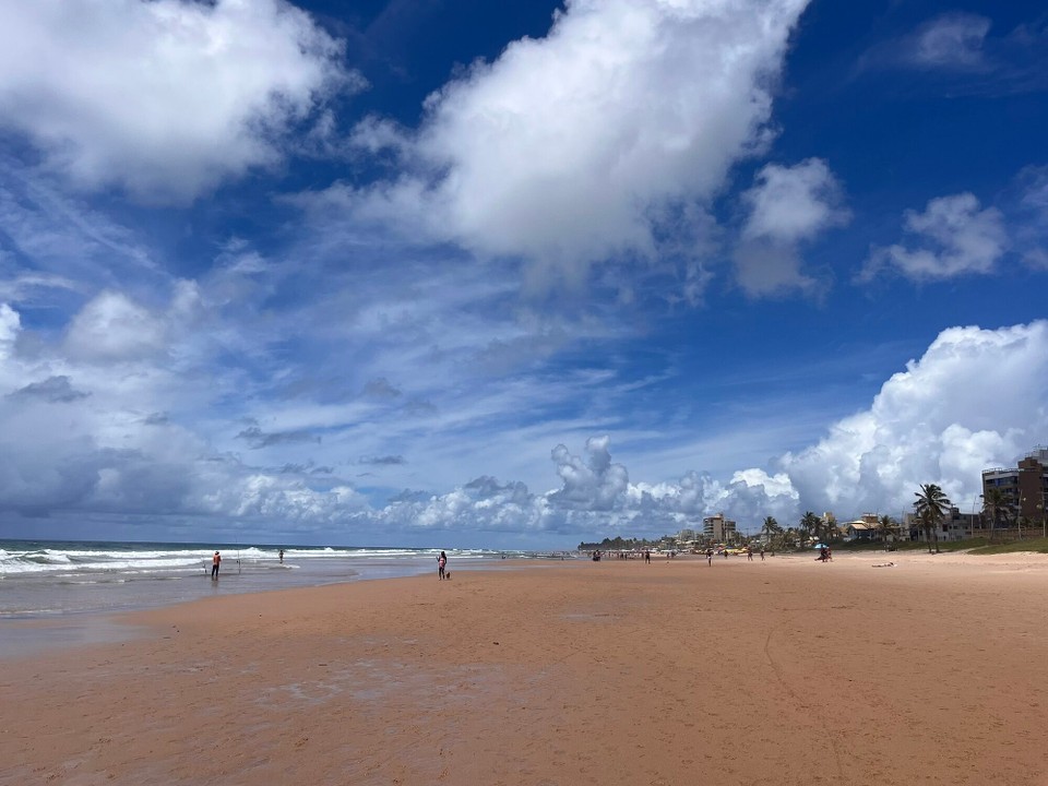 Brasilien - Salvador - Ebbe gigantischer Strand perfekt zum laufen
