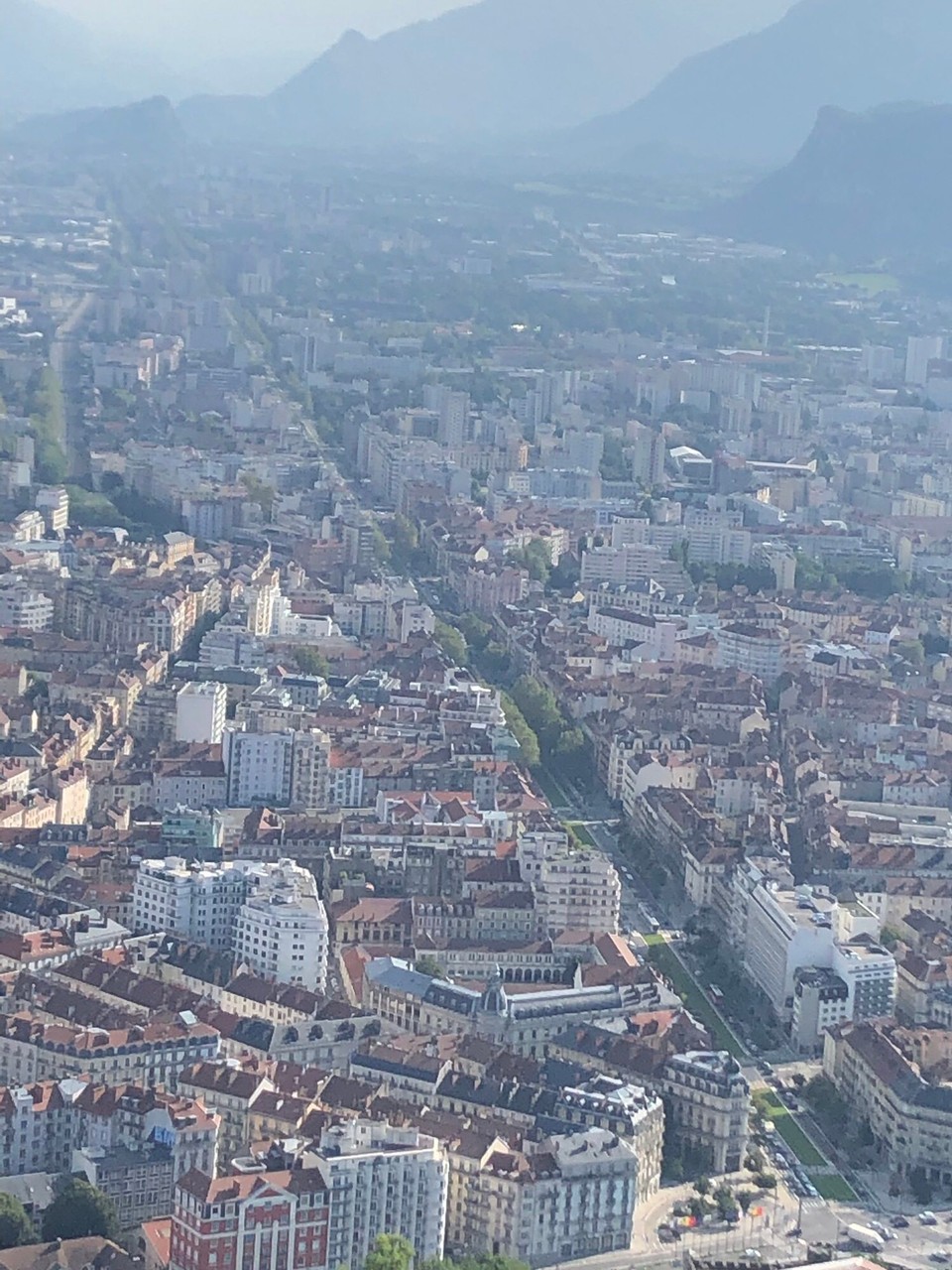 Frankreich - Grenoble - Die eigentlich längste Avenue Europas, damit sie nicht länger als die Champ Elysee ist, wurde sie geteilt