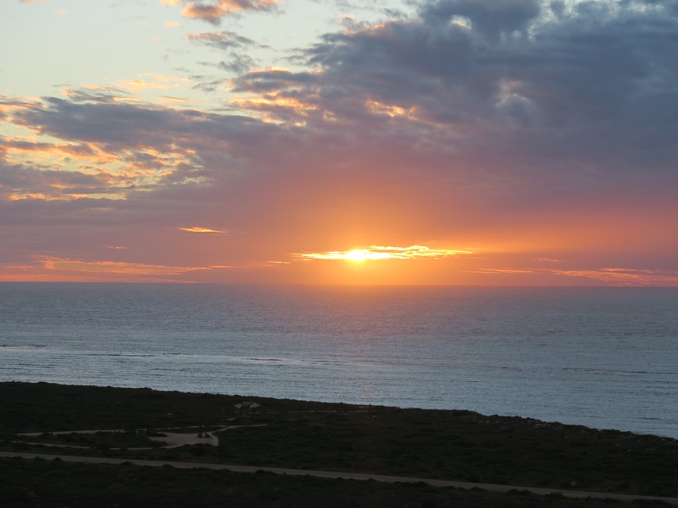 Australia - Learmonth - Typiquement australien : boire un verre de vin en regardant le couche de soleil sur la mer