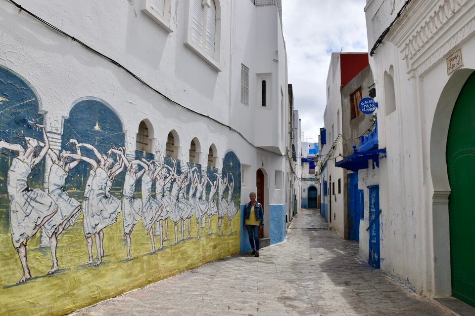 Marokko - Tangier - Alljährlich findet in der Stadt ein internationales Kunstfestival statt, bei dem vor allem marokkanische Künstler jeden Alters Wände und Hausfassaden in der Medina bemalen. Hinter jeder Ecke, manchmal an unerwarteten Stellen, stößt man in Asilahs Altstadt auf bunte Gemälde.