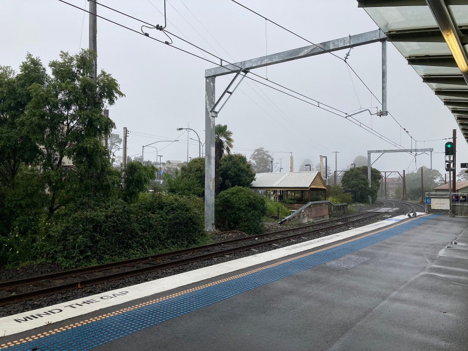 Australien - Katoomba - Passend zum Herbstanfang ist das Wetter grau in grau und regnerisch. Leider macht der Regen mir damit einen Strich durch die Vormittagspläne 😕
Dann geht es eben eher nach Sydney zurück 🤷🏻‍♀️