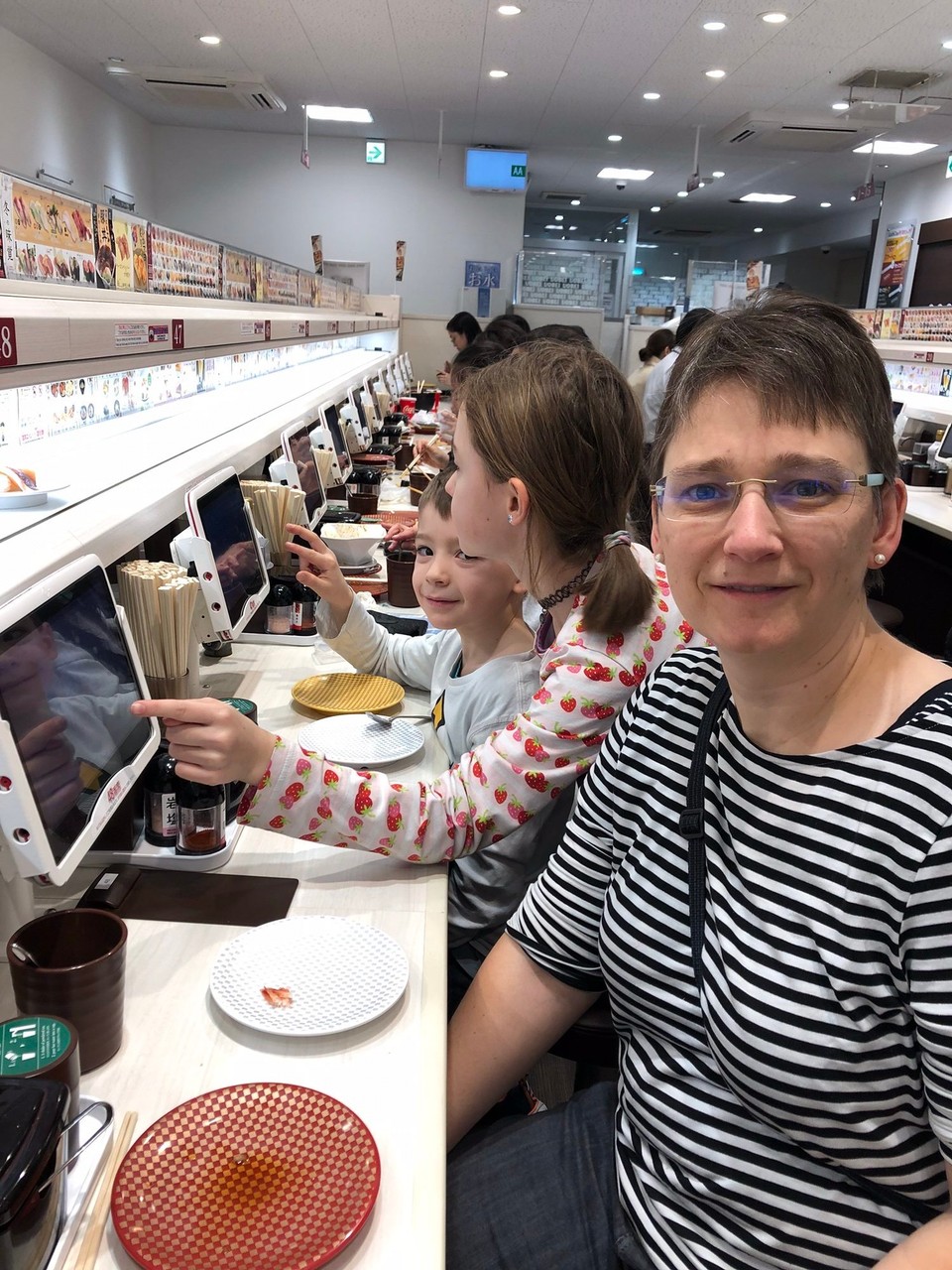 Japan - Shibuya-Ku - Dann waren wir im 🍣 Restaurant da gab es ein Förderband um das Essen weg zu nehmen 