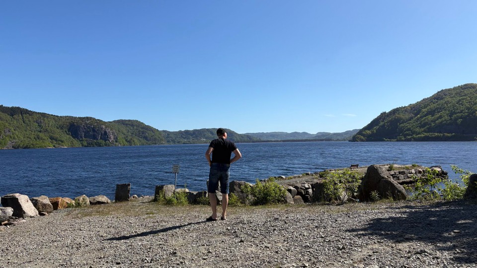 Norwegen - Lyngdal - Marcus ist mit seinen kurzen Klamotten ganz schön zuversichtlich 