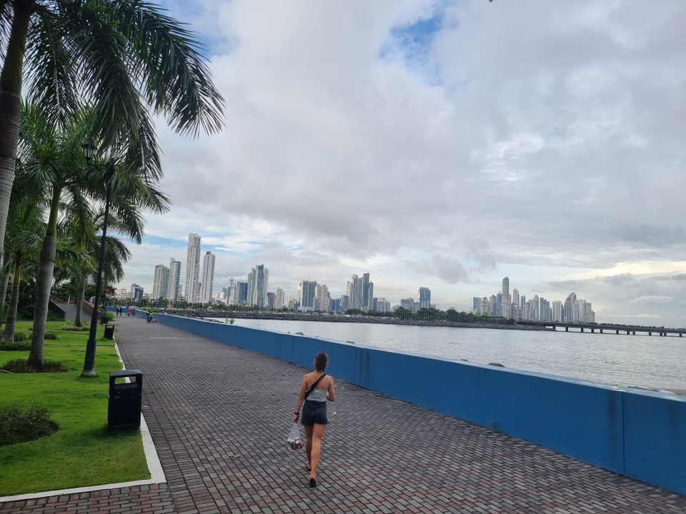 Panama - Panama-Stadt - Und zum Abschluss noch ein Panama-🍺 vor der Skyline 🏙 
… fühlt sich fast an wie in Frankfurt 🫶