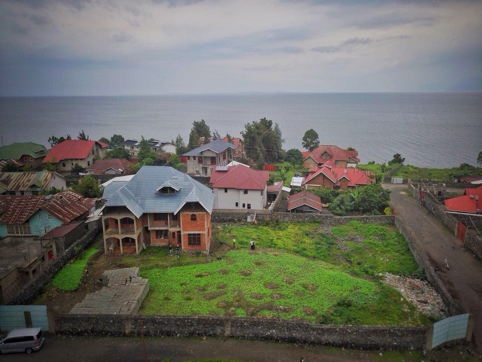 Demokratische Republik Kongo - Goma - Der Hauptgrund unserer Reise ist, dem Ziel, mit unserer Partner-Kirche ein Krankenhaus zu bauen, näher zu kommen.
Wir haben hart mit dem Eigentümers dieses Grundstücks verhandelt und warten jetzt auf dessen Antwort. Es sollen noch zwei weitere Interessenten im Spiel sein, die das Grundstück kaufen wollen. Ober er blufft...?
Sofern wir es kaufen können, würde das Haus umgebaut, und eine kleine Klinik eingerichtet.