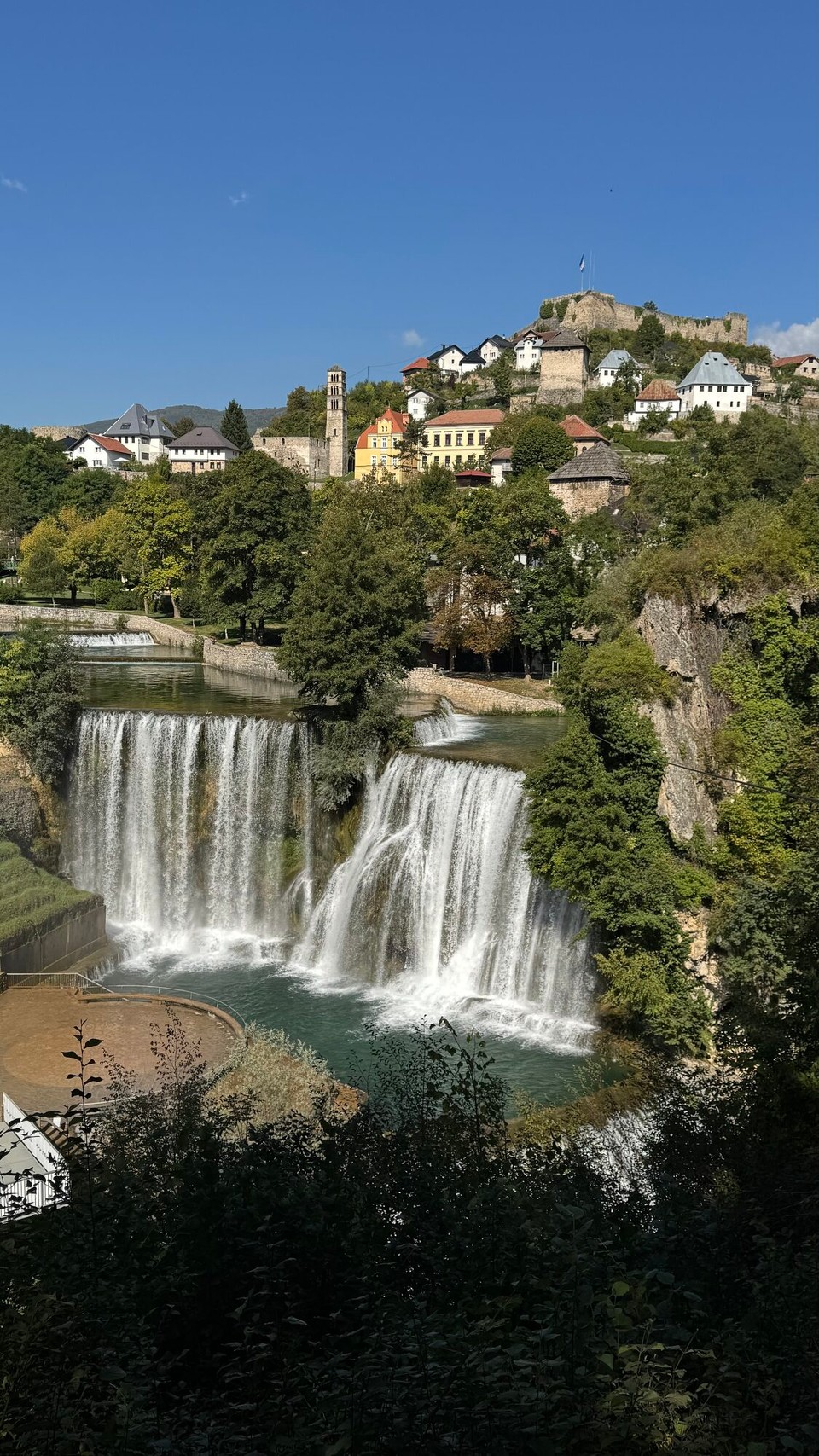 Bosnien und Herzegowina - Mostar - Jajce ist, die einzige Stadt der Welt, die einen Wasserfall im Stadtzentrum hat. Der Pliva-Wasserfall wurde als einer der zwölf schönsten Wasserfälle der Welt ausgezeichnet und entstand vor 50.000 Jahren. 