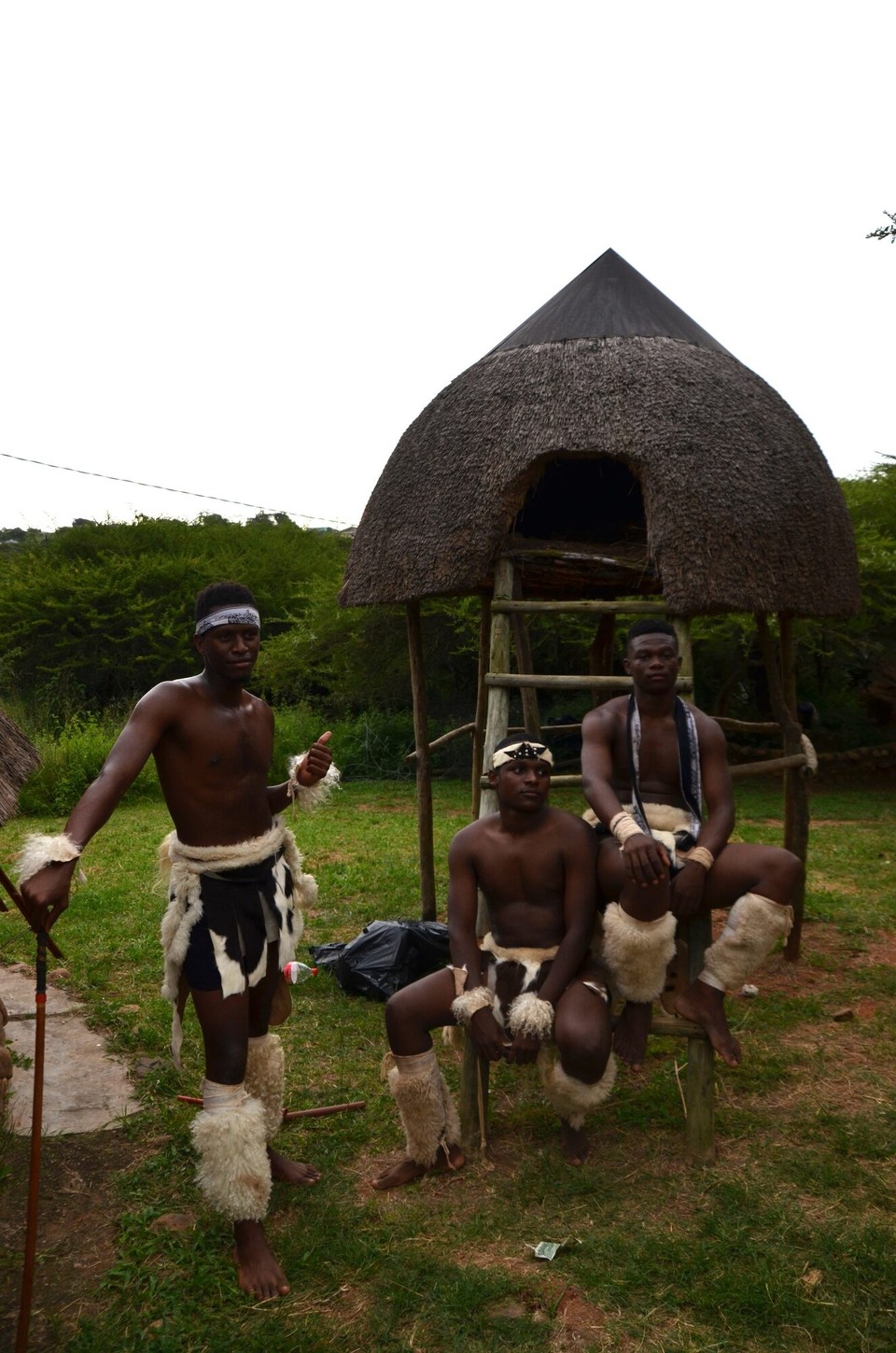 Südafrika - Durban - 3 Zulumänner virum Geméisspeicher