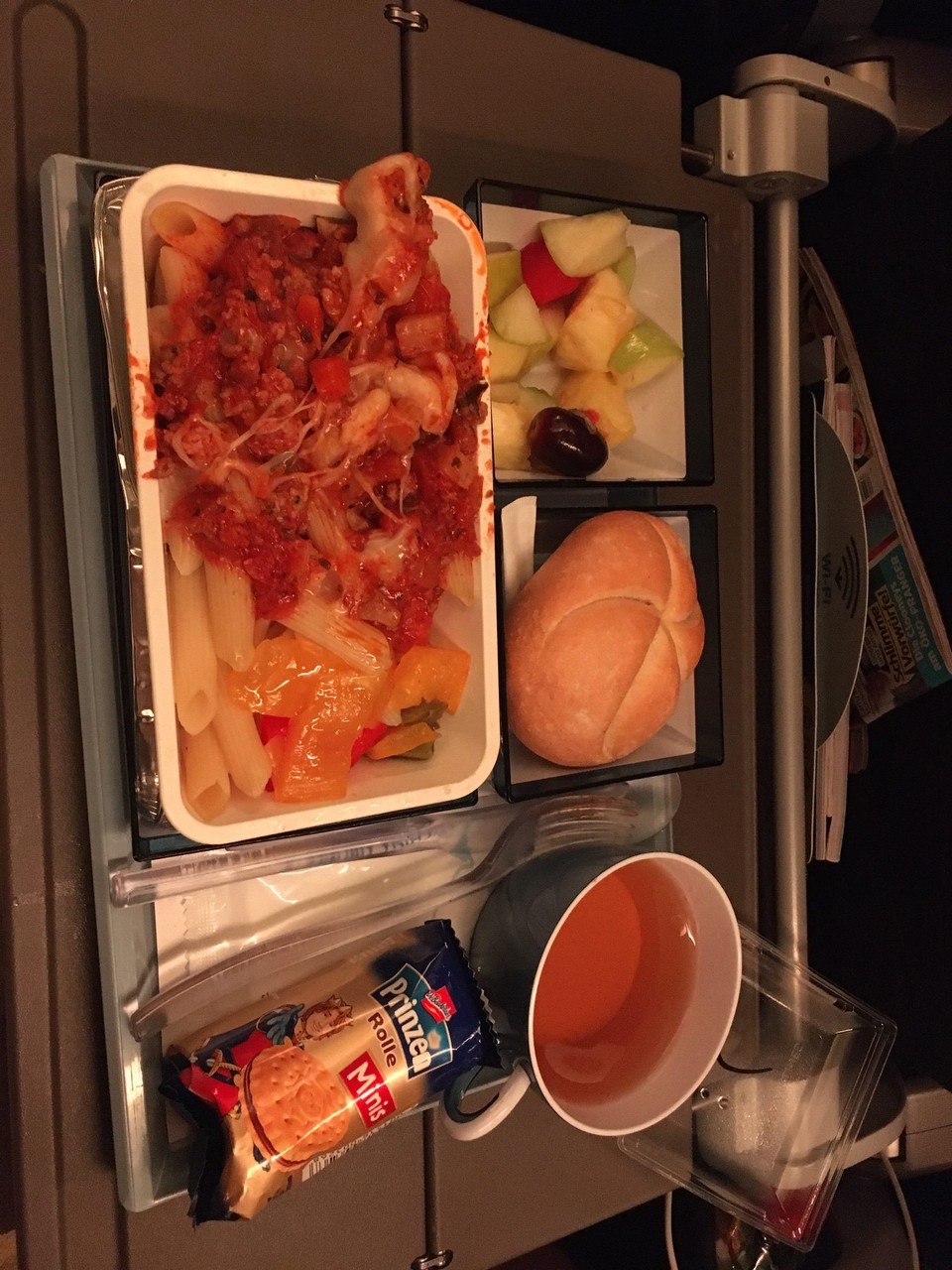 Taiwan - Dayuan - Abendessen aus Nudeln, Brötchen, Obstsalat und Prinzenrolle.