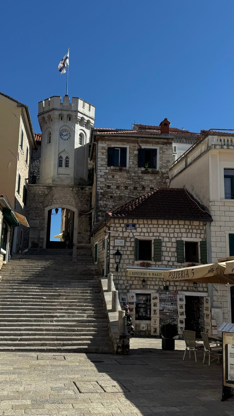 Montenegro - Cetinje - Herceg Novi war unser erster Halt.
Der Belavista-Platz ist der Hauptplatz der Altstadt.