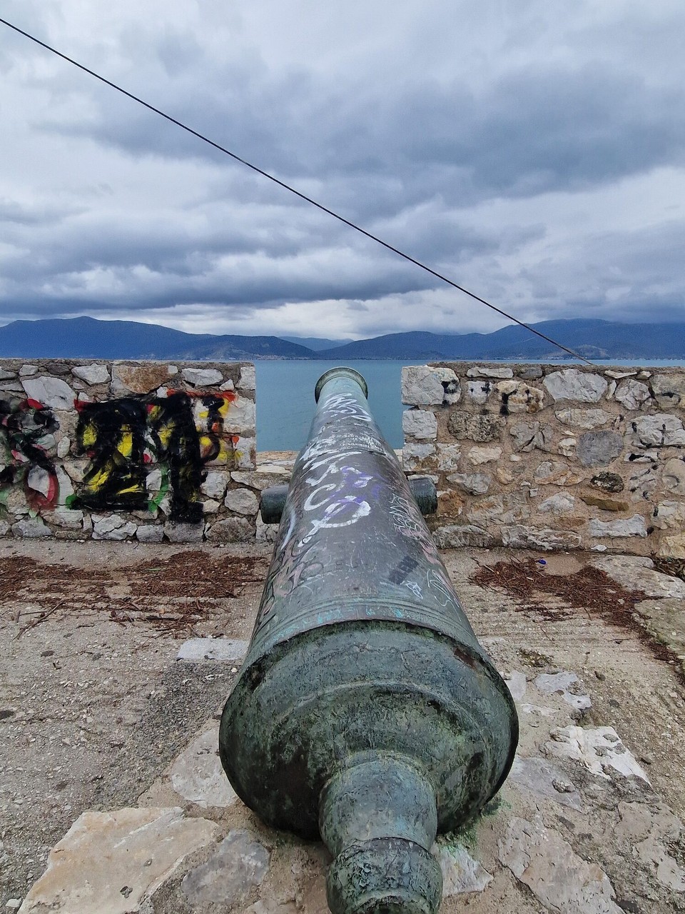 Griechenland - Nauplion - fünf identische Kanonen auf der Festungsmauer