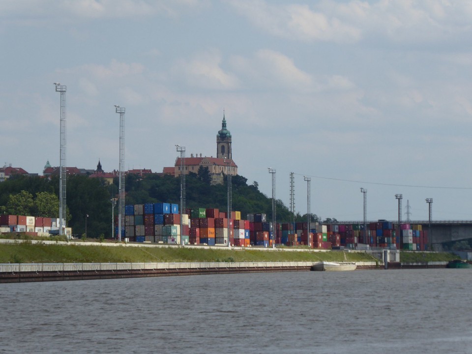 Tschechien - Mělník - Mein heutiger Zielort Melnik hat netterweise, weil sie ja wissen wie sehr ich Container mag, ein paar zum meiner Begrüßung aufgestapelt. Sehr aufmerksam!
