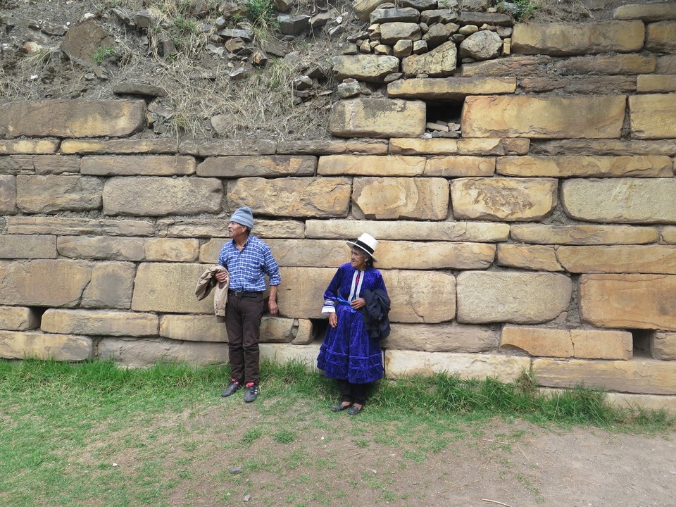 Peru - Huaraz - Péruviens en habit du dimanche pour "la" sortie de leur vie