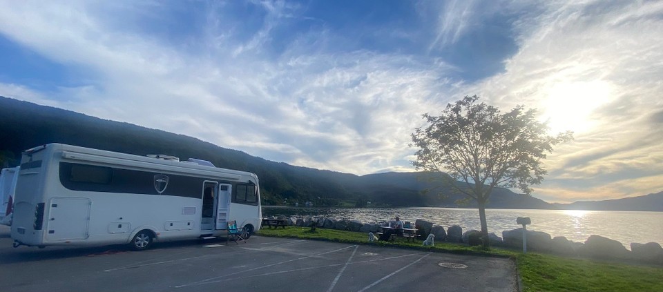 Norwegen - Eikelandsosen - Und wir haben nach ca 160 km und 2 Fährfahrten den neuen Ort erreicht! Blick auf eines der unzähligen Fjorde, traumhafter Sonnenuntergang und keine Straße in der Nähe. 