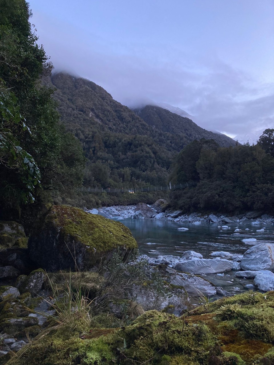 Neuseeland - Whataroa - Endlich ist die Hütte in Sicht! Nach 8 3/4 Stunden (also fast zwei Stunden länger als veranschlagt) erreiche ich die Hütte in schnell näher kommender Dunkelheit. Schnell ein Feuerchen und was zu Essen machen und dann ausruhen für den morgigen Tag 🥱😴
