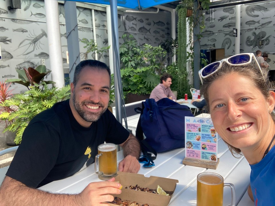 Neuseeland - Auckland - Ari und ich probieren uns durch: es gibt gegrillten Oktopus und Shrimps und rohen Lachs und Tunfisch 😅 dazu ein kaltes Getränk 🤪😎