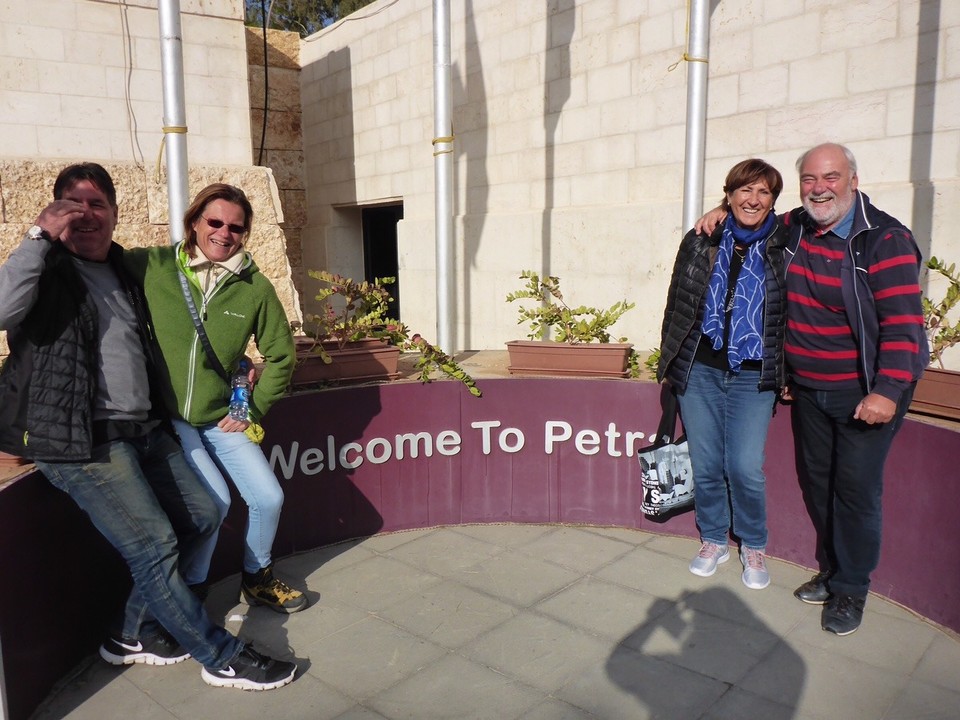 Jordanien - Aqaba - Am Eingang von Petra mit Hannes und Renate