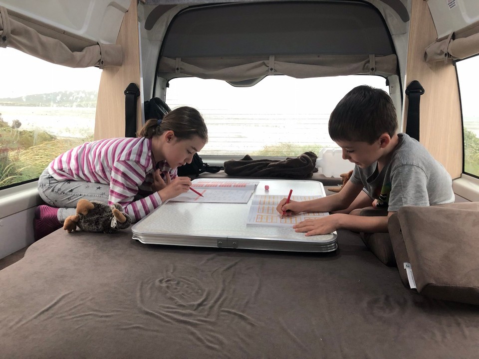 Neuseeland - Te Anau - Die Kinder nützen das schlechte Wetter für die Hausaufgaben.