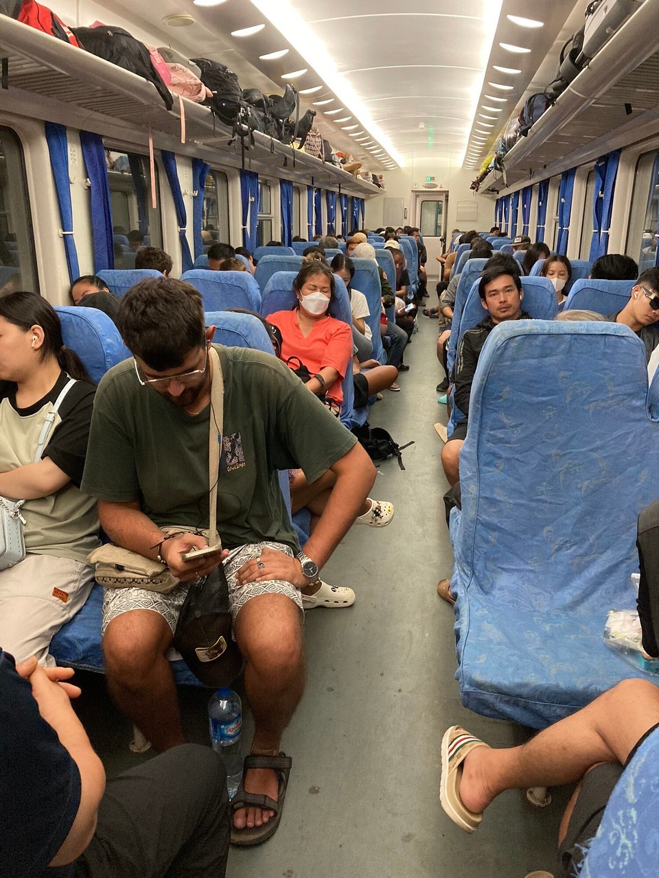 Laos - Vang Vieng - Innen ist es dann auch nur ein „normaler“ Zug