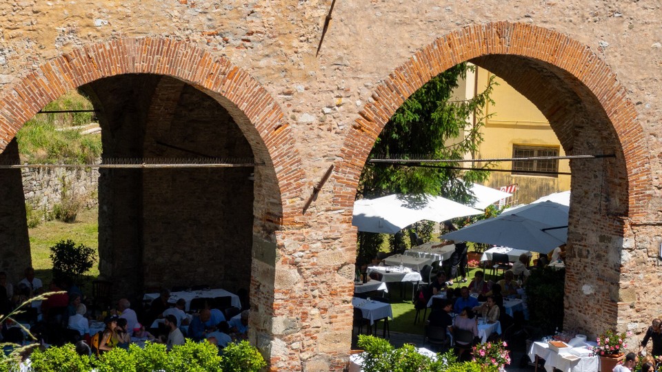 Italien - Lucca - Das Restaurant unter der Mauer