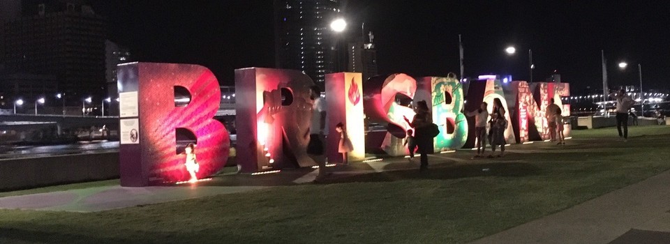 Australien - South Brisbane - Brisbane Southbank. Ich glaube so einen Schriftzug hat vermutlich mittlerweile auch jede Stadt die etwas auf sich hält. Aber bei Ca 28 Grad lässt es sich super schlendern. Es gab einen Night market und Live Music for free. War ein super erster Eindruck von brissie am Wochenende 