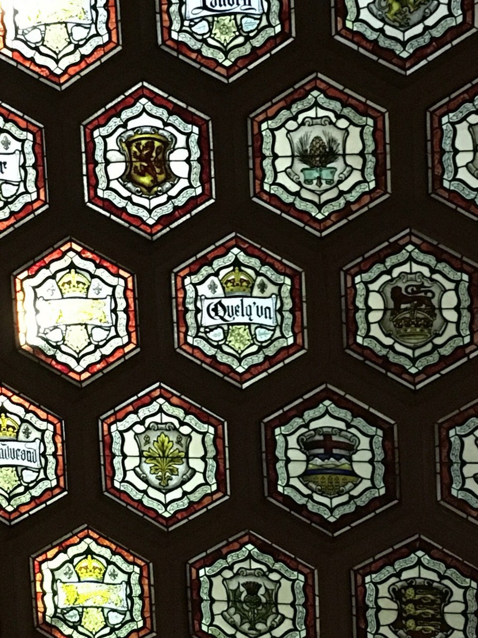 Kanada - Ottawa - Warum da 'Irgendjemand' auf Alt-Französisch steht? - Man hat gemerkt dass die Fenster in dieser Decke nicht für alle Premierminister von Kanada reichen werden, daher hat man nach den ersten 20 aufgehört eigene Fensterscheiben anzufertigen und hat stattdessen dieses Universale angefertigt 