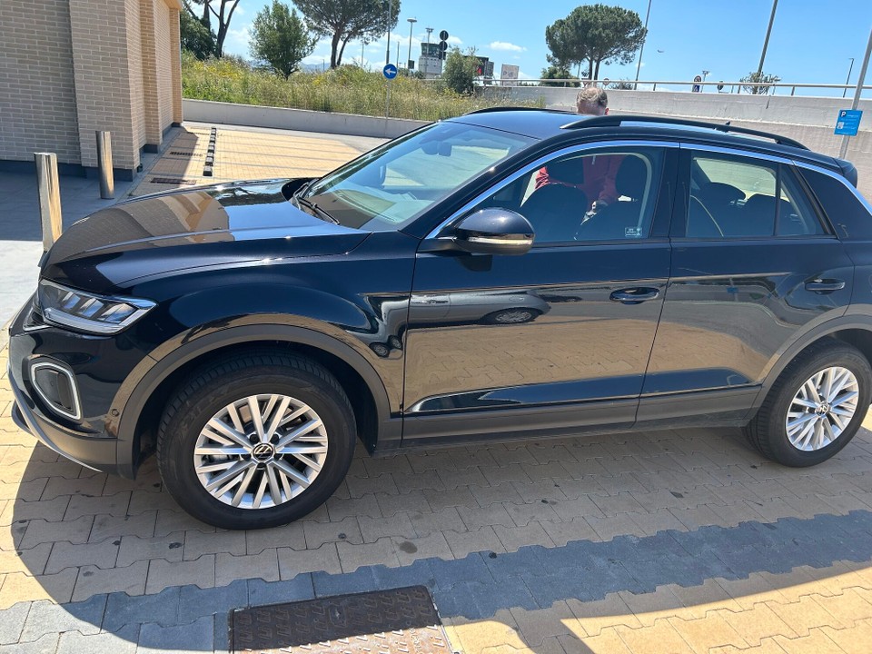 Deutschland - Delmenhorst - Unser Mietwagen, leider kein Jeep, sondern ein T-Roc. Man bucht eben nur die Fahrzeugklasse. Aber immerhin haben wir ihn schon 1.5 Stunden früher bekommen. 

Hier stehen wir auf dem Parkplatz vom Supermarkt gleich am Flughafen. Wir kaufen erstmal eine kleine Grundausstattung.