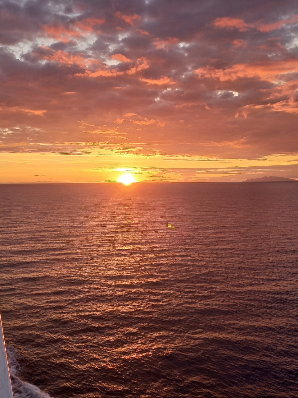 Italien - Civitavecchia - "Zwei meiner Lieblingsfarben: Sonnenuntergang und Meer."