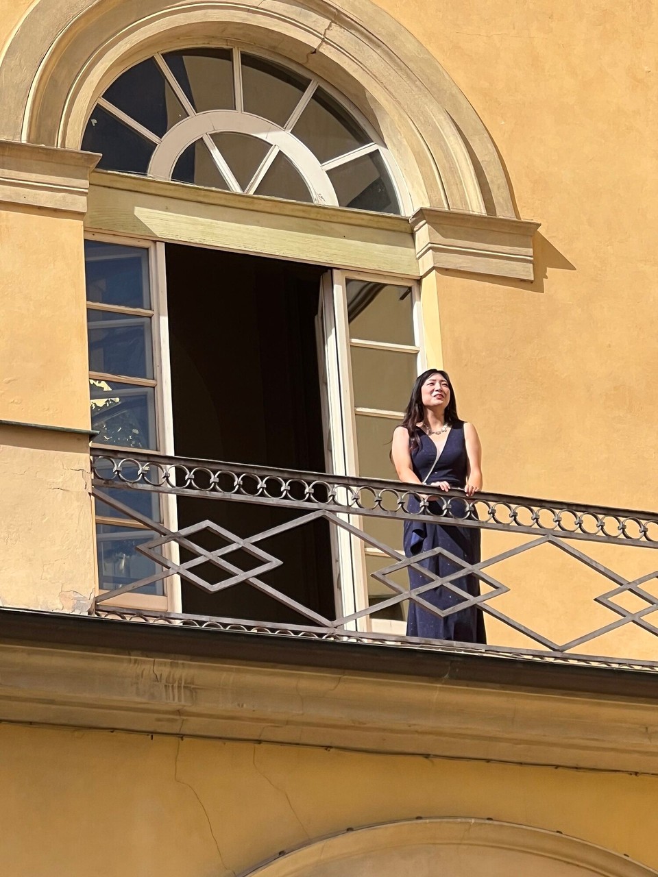 Italien - Busseto - Die Sopranistin auf dem Balkon wird von einem Pianoforte (im Innern) begleitet