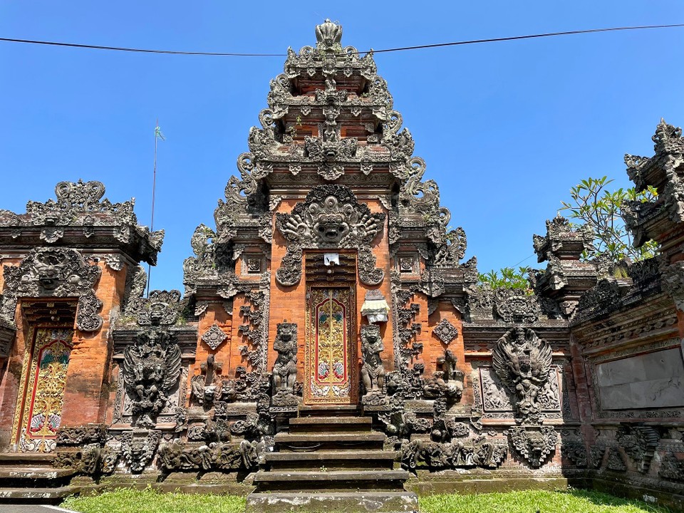 Indonesien - Gianyar - Danach ging es zum Saraswati Tempel. In den Tempelanlagen ist es immer schön ruhig, da in der Stadt nur das ständige Geknatter der Motorroller zu hören ist. Außerdem findet man hier auch immer ein schattiges Plätzchen.