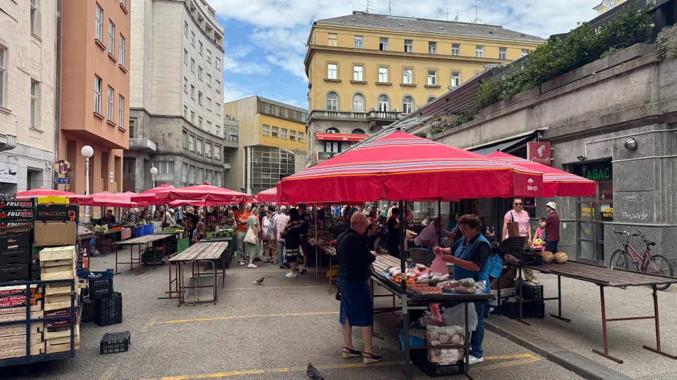 Slowenien - Ljubljana - Nur wenige Schritte entfernt befindet sich der bunte Dolac-Markt. Der berühmteste Bauernmarkt Zagrebs bietet unter seinen roten Sonnenschirmen frisches Obst, Gemüse und lokale Spezialitäten.