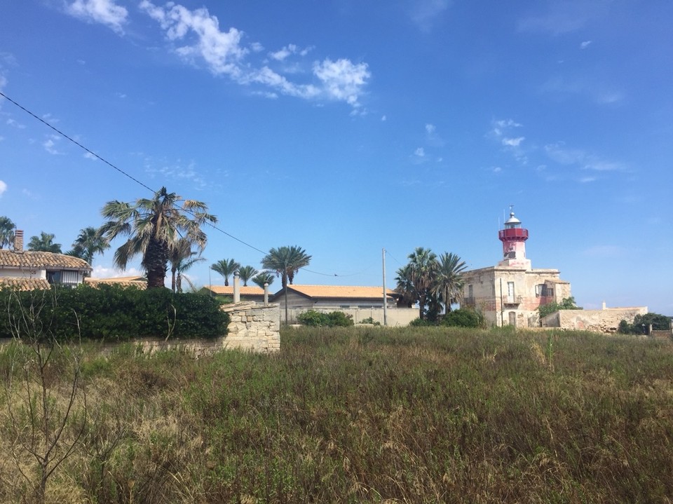 Italien - Fanusa - Der Leuchtturm drei Häuser weiter