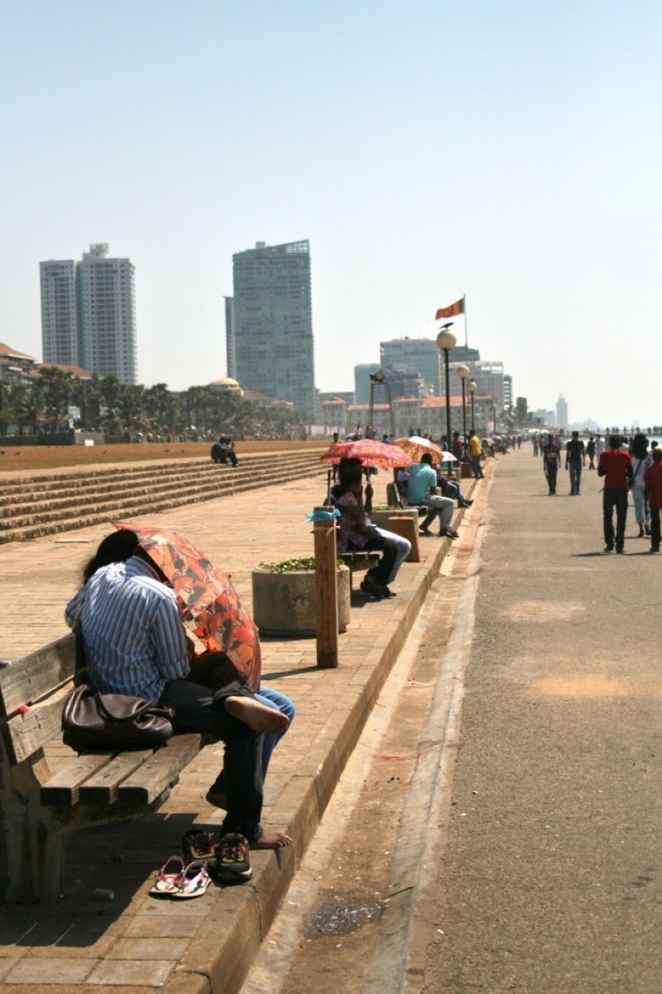 Sri Lanka - Colombo - Die einzige Privatsphäre für junge Paare - ein Schirm
