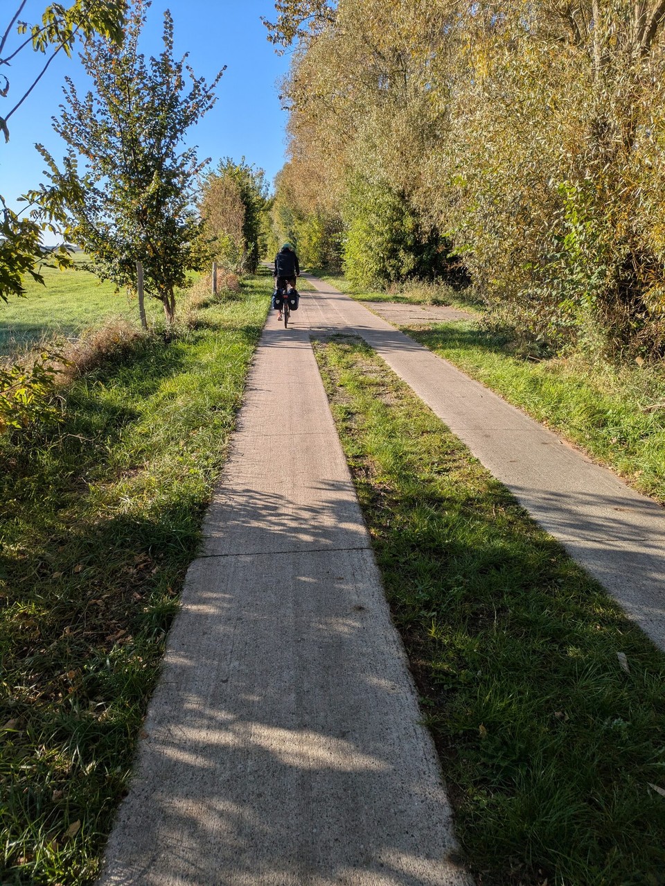 Deutschland - Brandenburg an der Havel - Die Havel hat eine Besonderheit: es gibt nicht einen Fluss, der fröhlich dahin fließt, sondern 5 Millionen Nebenarme, Seen, Abzweigungen und anderes Gewässer in der Nähe. Entsprechend schwierig ist es, den Havelradweg zu planen. Aber erstmal ging es korrekt und wunderschön los.