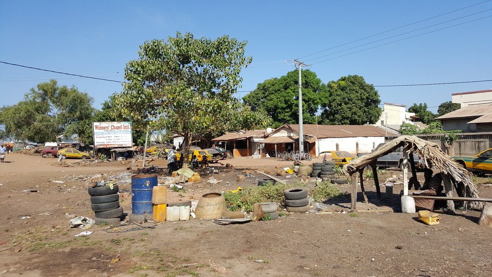 Gambia - Banjul - vorbeiziehende Plätze....