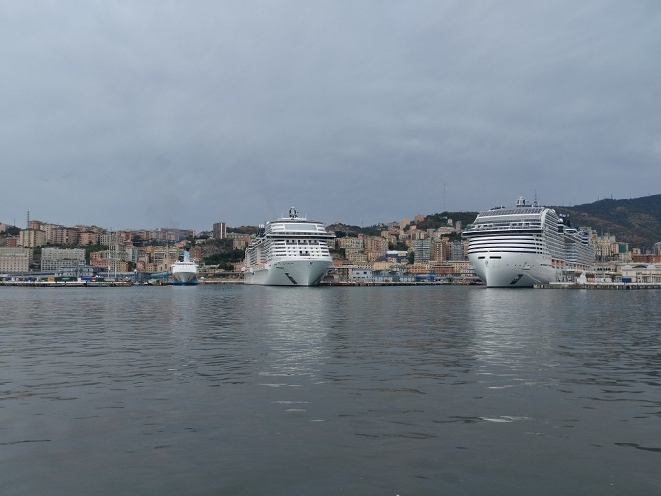 Italien - Genua - 2 Riesenkreuzfahrtschiffe im Hafen von Genua. Für uns wirklich beeindruckend 😱