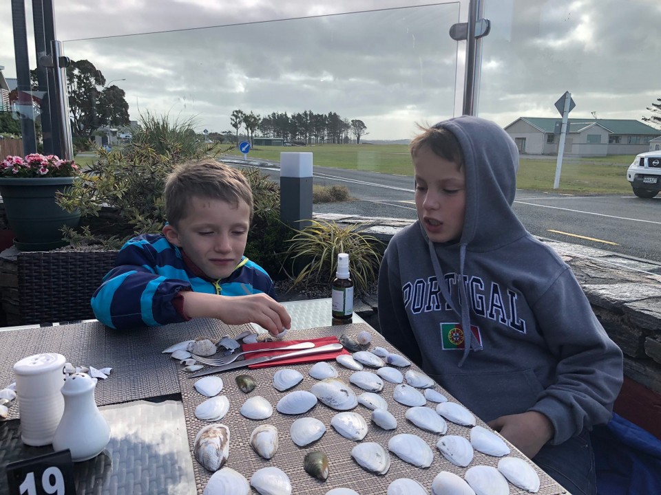 Neuseeland - Carters Beach - Abendessen im Donaldos hier in Carters Beach. Die Jungs haben Viele Muscheln gesammelt. 