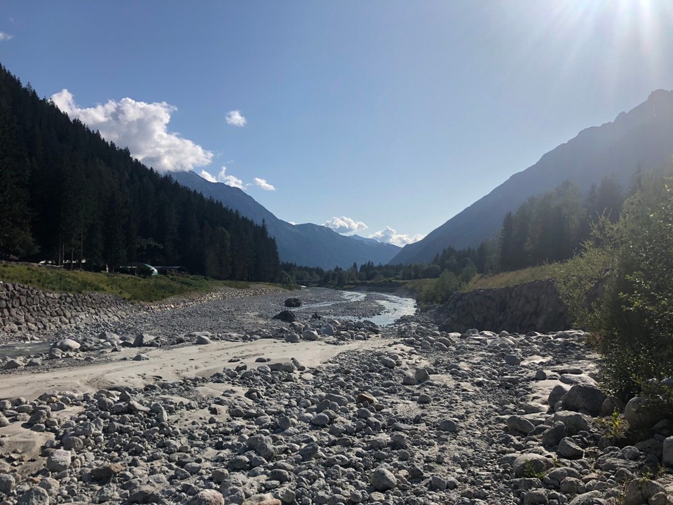 Frankreich - Chamonix - Das Flussbett ist fast leer und man kann nur erahnen, welche Wassermassen hier zur Schneeschmelze ins Tal rauschen. 