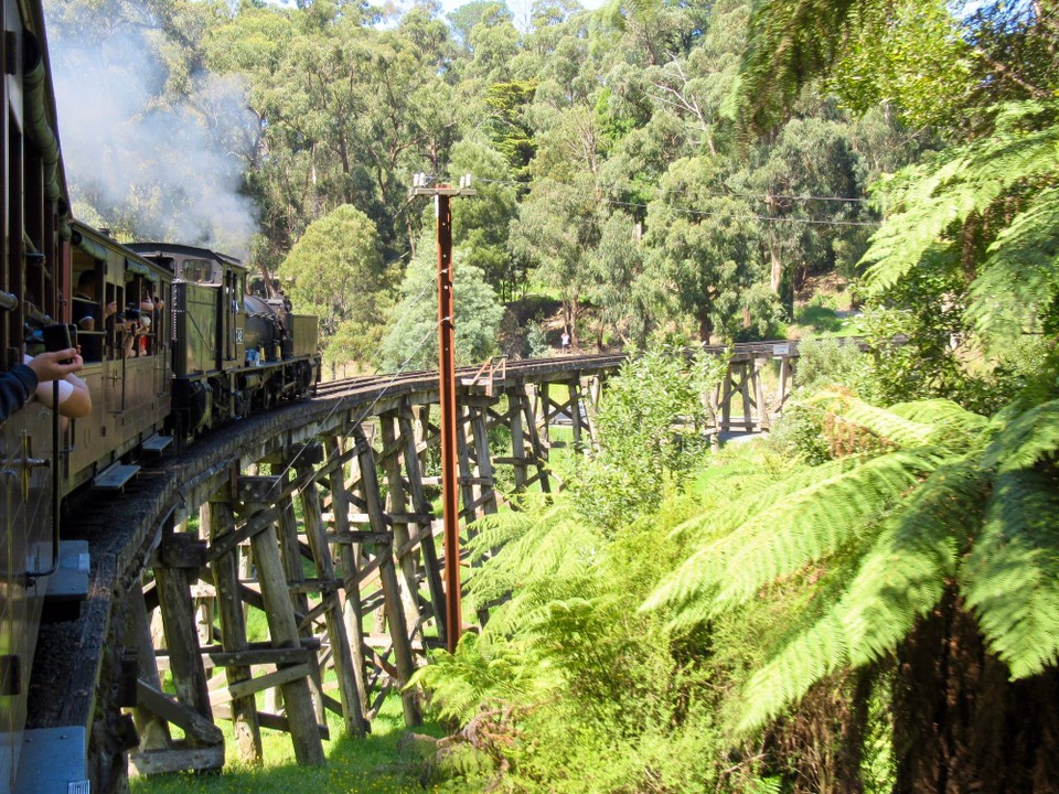 Australien - Emerald - Fahrt über die alte Puffing Billy trestle bridge 