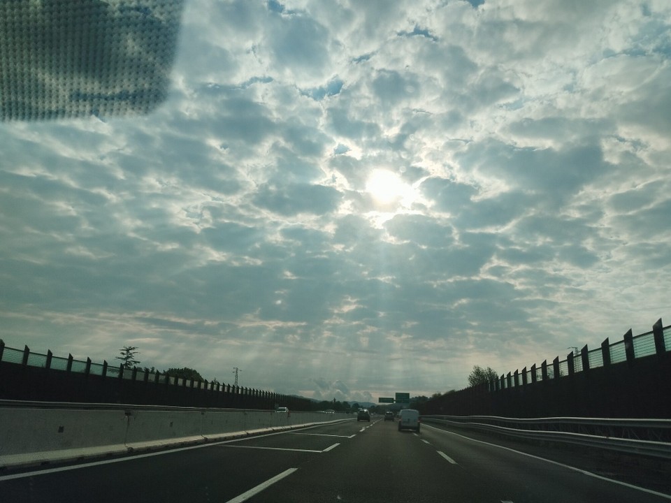 Italien - Pescara - Auf dem Weg nach Pescara, die Sonne bricht durch die Wolken 